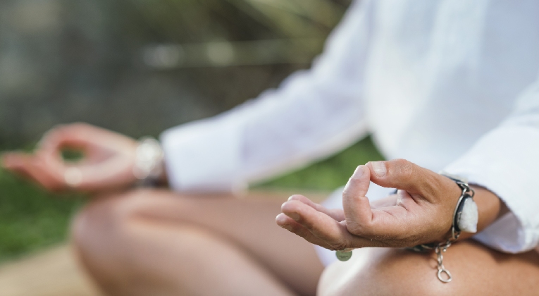 mindfulness-sevilla-mujer-meditando