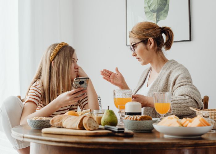 centro-orientacion-familiar-sevilla-comunicación-madre-hija-hablando