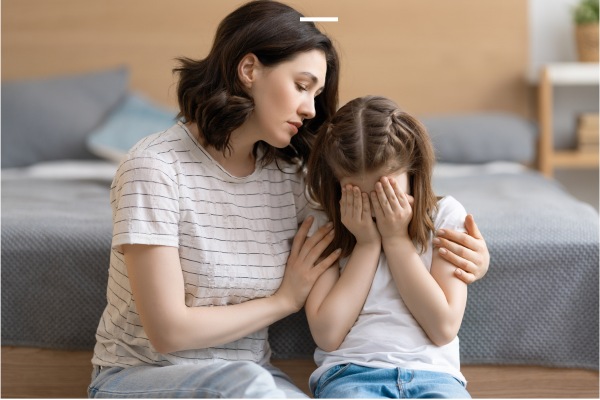orientación-familiar-sevilla-habilidades-sociales-mama-consolando-niña