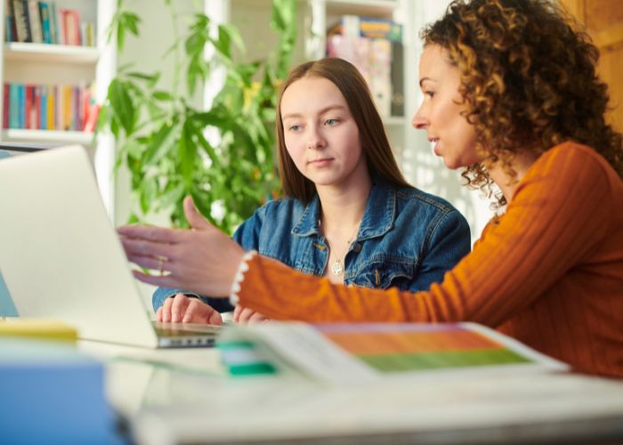 orientacion-vocacional-para-el-empleo-orientadora-con-joven